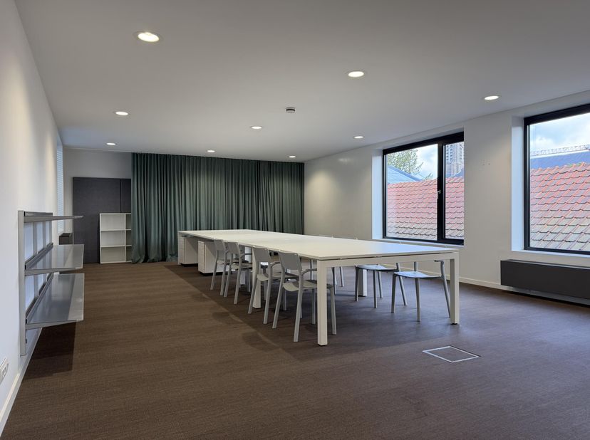 Op zoek naar een kantoorruimte die meer biedt dan alleen vier muren? Deze open werkruimte van ca.&amp;nbsp;70 m²&amp;nbsp;laat toe om meerdere werkeilanden te