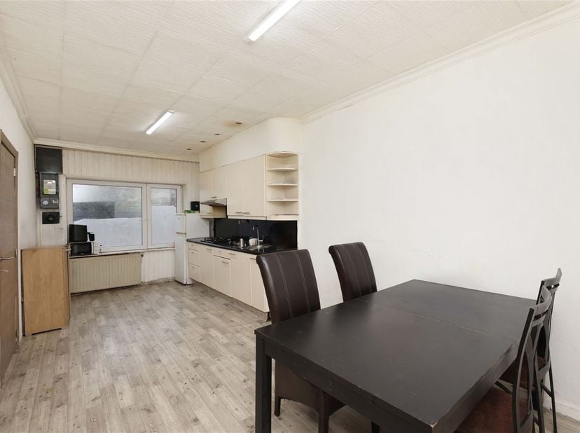 Gunstig gelegen gezinswoning in hartje Sint-Truiden<br />
<br />
Omgeving:<br />
+ Centraal gelegen in Sint-Truiden<br />
+ Op wandelafstand van d