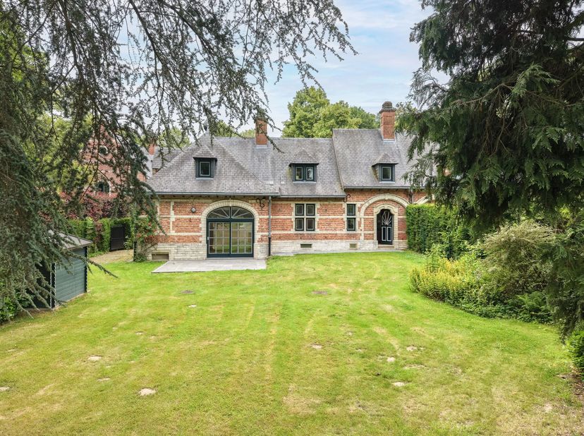 Bien présentée par Elisabeth du Chastel : 0495 79 78 58 / elisabeth.duchastel@victoire.be<br />
Victoire Junot vous propose cette superbe maison de 25