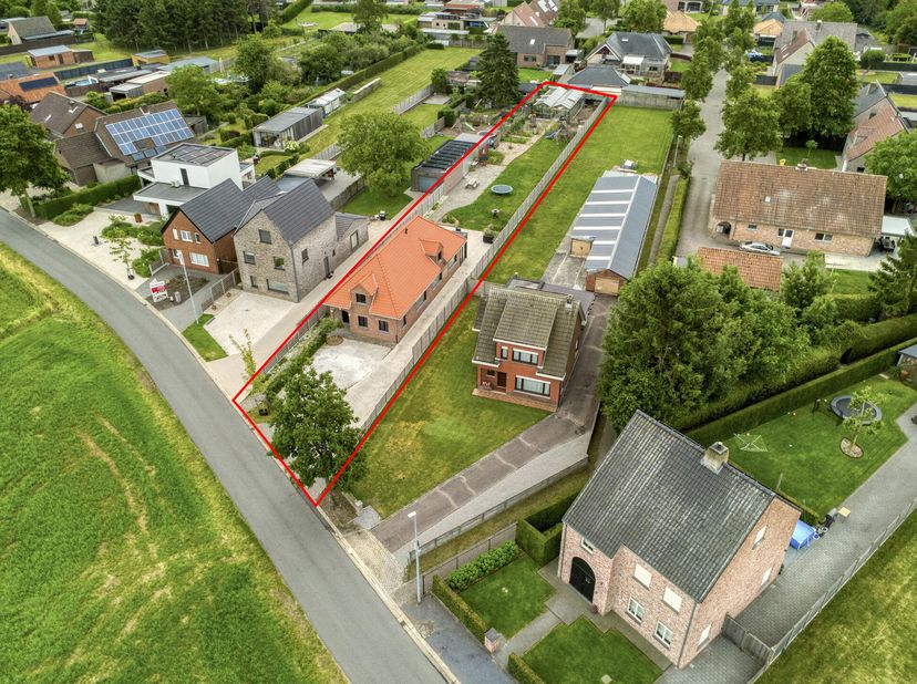 Bekijk zeker de 3D virtuele rondleiding en krijg zo nog beter een beeld van wat deze eigendom u te bieden heeft! U zult versteld staan!<br />
<br />
B