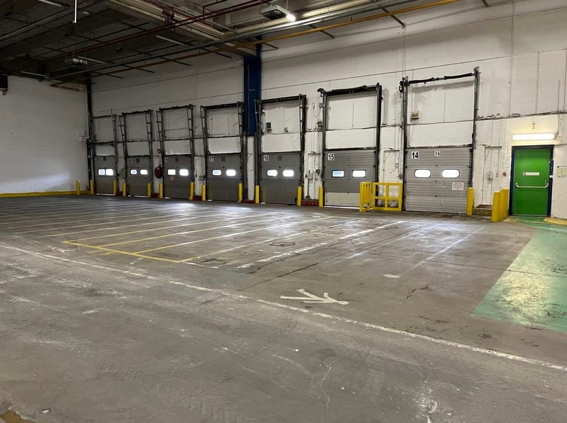 - Unit 1 <br />
- Magazijn : 12.543m&amp;sup2;<br />
- Kantoor&amp;#160; &amp;#160;: 1123m&amp;sup2;<br />
- Luifel&amp;#160; &amp;#160; &amp;#160; &amp;#160;:&amp;#160; 2.930m&amp;sup2;<br