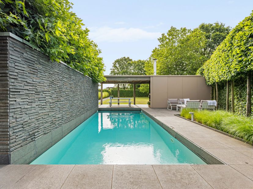 Schitterende moderne villa (bouwjaar 2001) met kantoren/praktijk of extra leefruimte op prachtige kavel van 3.140 m² is gelegen nabij het centrum van