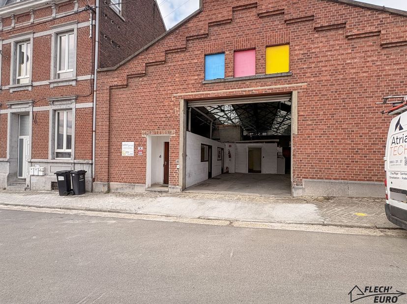 Situé dans un quartier particulièrement calme, cet espace dentreposage de ± 92 m² offre une solution pratique et sécurisée pour le stockage de vos bie