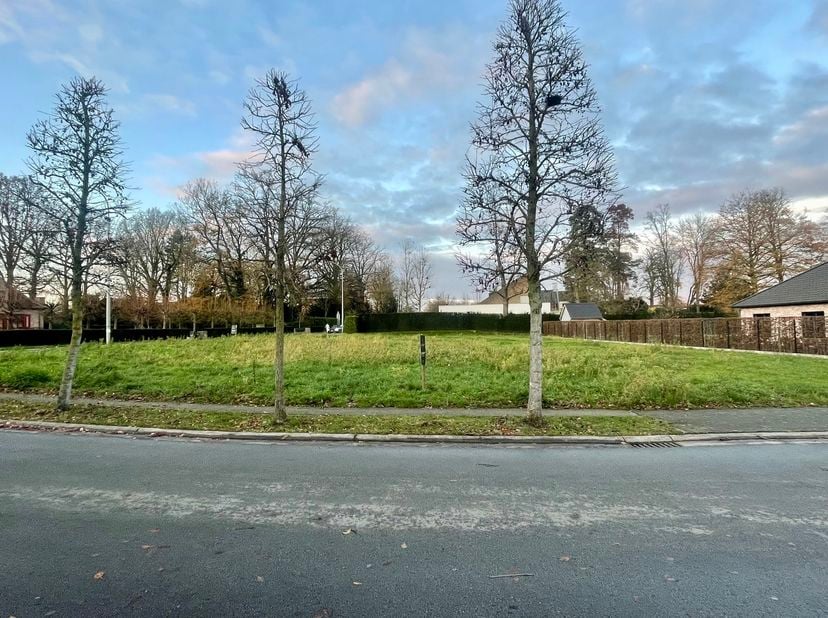 Goed gelegen perceel bouwgrond van 1.604 m² in Oudenaarde. De bouwgrond is gelegen op de hoek met de Fietelstraat - Omloop en geniet een uitstekende b