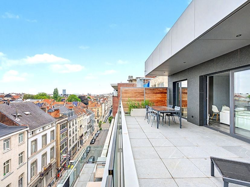Dit bemeubelde penthouse van 121 m² ligt in een rustige en aangename buurt en geniet van veel natuurlijke lichtinval.<br />
<br />
Het appartement bes