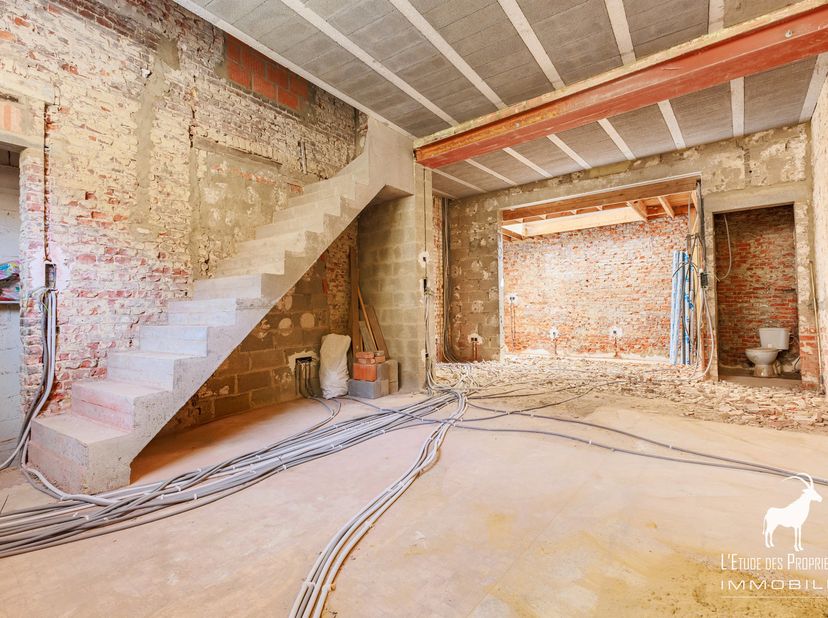 Makelaarsreferentie: V7170-529<br />
*** VIRTUELE TOUR: https://envisite.net/vtour/fr/qf3ycc/frame ***<br />
Ontdek deze nog af te werken woning, gele