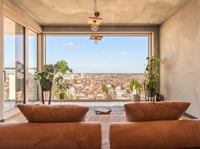 Dit exclusieve tweeslaapkamerappartement van circa 95 m² bevindt zich op de 20e verdieping van de iconische Antwerp Tower. De kamerhoge ramen zorgen v