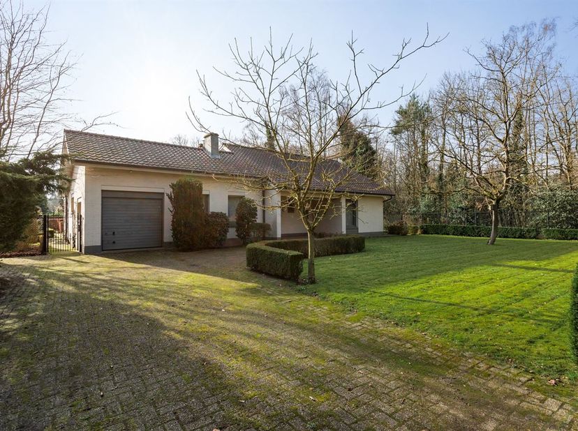 Cette propriété est située à Eikenlaan 10 à Zoersel dans un quartier résidentiel très vert proche du centre de Sint-Antonius, Schilde et Halle-Zoersel