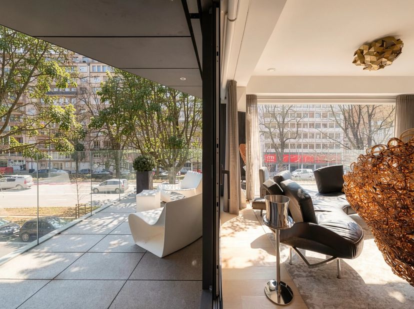 Situé sur la prestigieuse avenue Louise, à proximité immédiate du Bois de la Cambre, cet élégant appartement prend place au deuxième étage dun immeubl