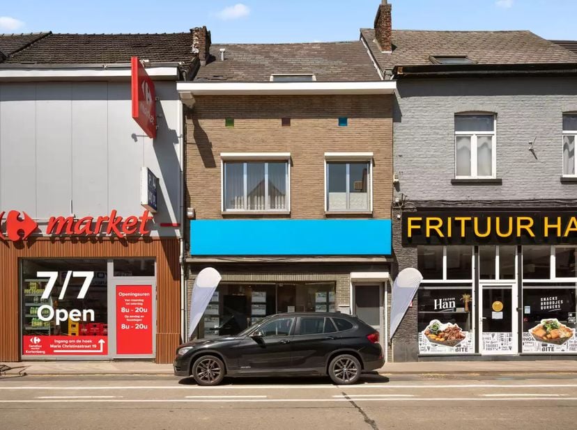 Ce grand immeuble mixte, composé d'un rez-de-chaussée commercial et d'un appartement duplex aux étages, est situé sur un terrain de 1a 40ca et offre u