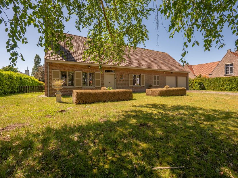 Vrijstaande gezinswoning te koop in Maldegem. Deze grote villa bevindt zich in de Koning Albertlaan, kenmerkend door de residentiële omgeving met vlot