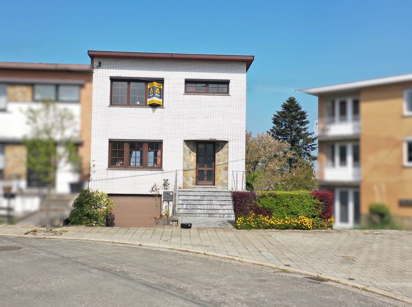 Antoine Immo Nandrin stelt u graag deze bel-étagewoning voor, gelegen op de hoogten van Seraing. Een gezinswoning met 110 m² bewoonbare oppervlakte, o