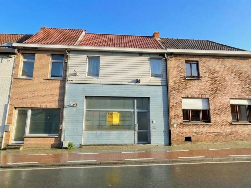 Gelegen in het dorpscentrum van Rekkem, zeer goede investering eigendom bestaande uit een inkom, etalageruimte - mogelijkheid om te vormen naar bureel
