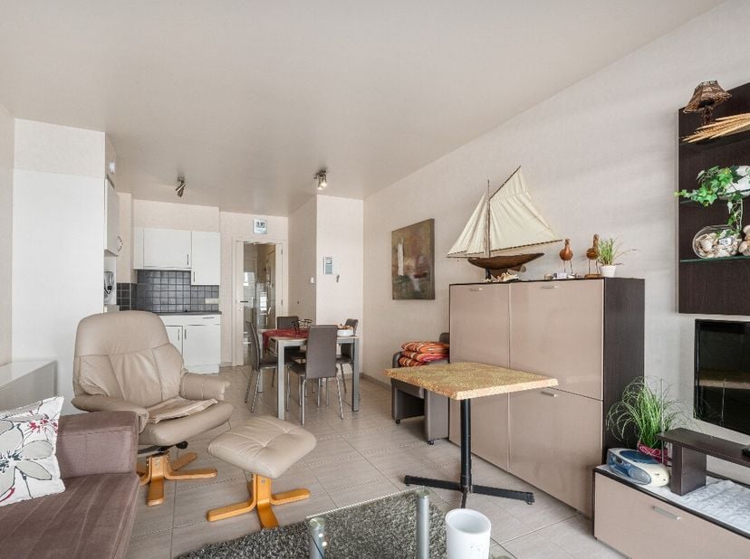 Te koop: verzorgd appartement in het centrum van Westende, op korte afstand van winkels en het strand. In het hartje van Westende-bad bevindt zich dit