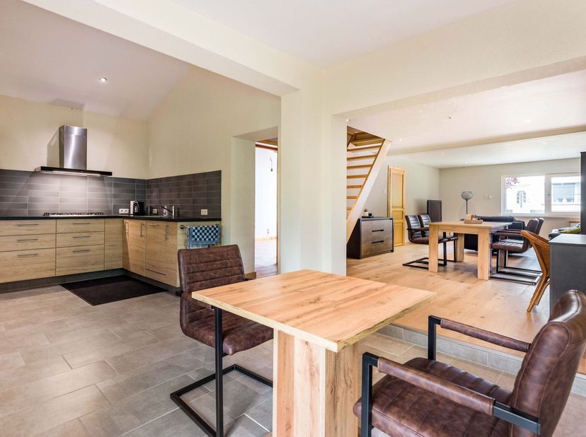 Deze woning geniet van een gunstige ligging in Tessenderlo-Ham, vlak bij de E313. Dankzij de vlotte verbindingen bereikt u eenvoudig omliggende steden