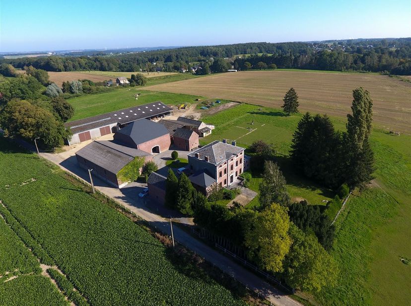 Propriété d'exception située dans le Condroz namurois, sur plus de 58 ha de terres, prairies et de bois.<br />
Cette très élégante ferme est très bien