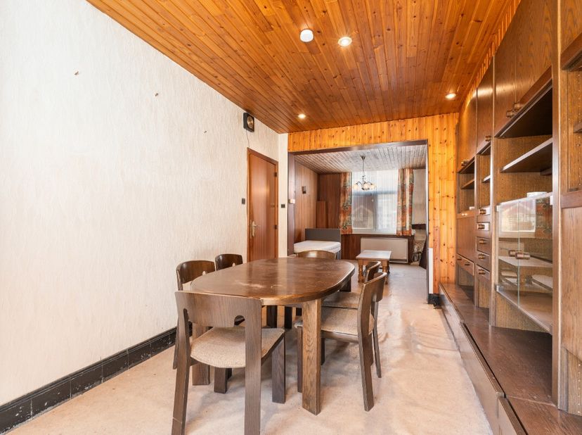Te renoveren woning met ruime tuin in een rustige woonwijk in OostendeBent u op zoek naar een woning om volledig naar eigen smaak te renoveren? Dan bi