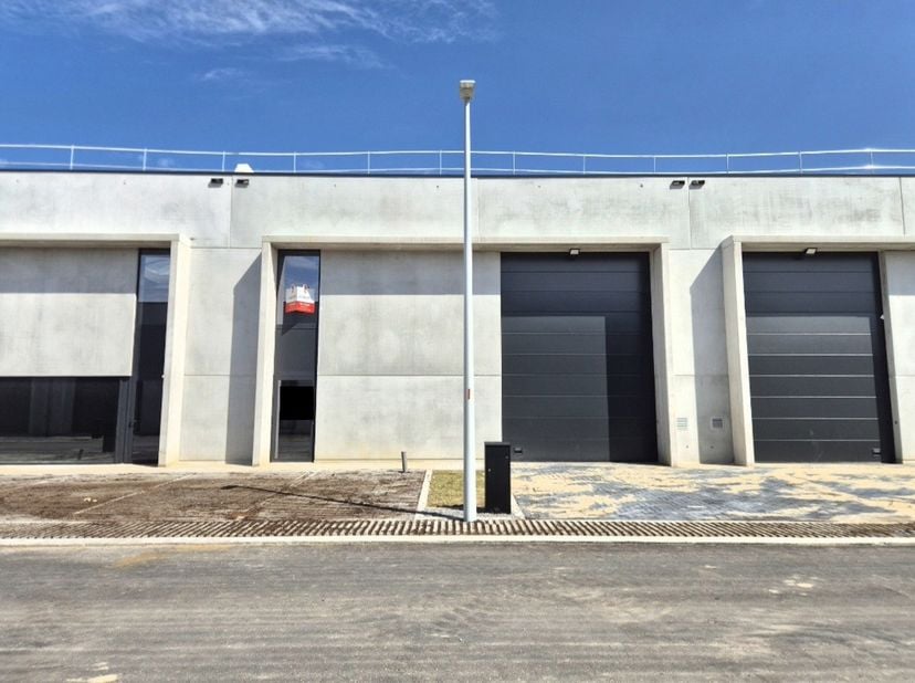 Ben je op zoek naar een nieuwbouw KMO-unit met een interessante ligging? Zoek niet verder! Deze unit gelegen in het Business Park Wildebeek heeft alle