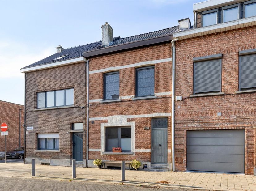 Instapklare en energiezuinige eengezinswoning met 3 slaapkamers, zuid-west tuin en mog. tot garage. <br />
Gelegen in een rustige en gegeerde woonwijk