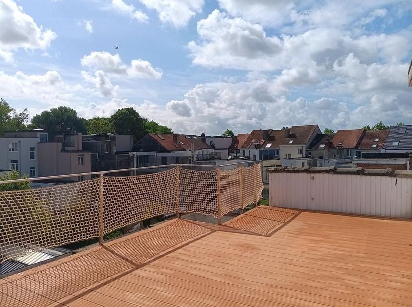 Op de 4e verdieping in een klein gebouw bevindt zich een zonnig en gezellig 1 slaapkamerapp met 2 ruime terrassen.<br />
Het app bestaat uit een inkom