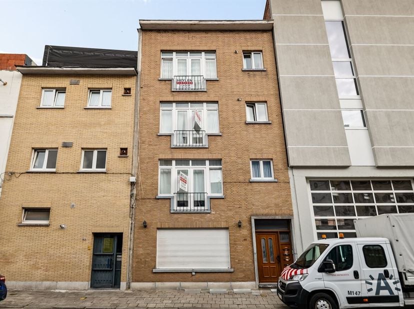 Situation : Le bien immobilier situé au 65 Tulpstraat, 2060 Anvers, se trouve dans un quartier urbain animé, au nord du centre-ville historique d'Anve