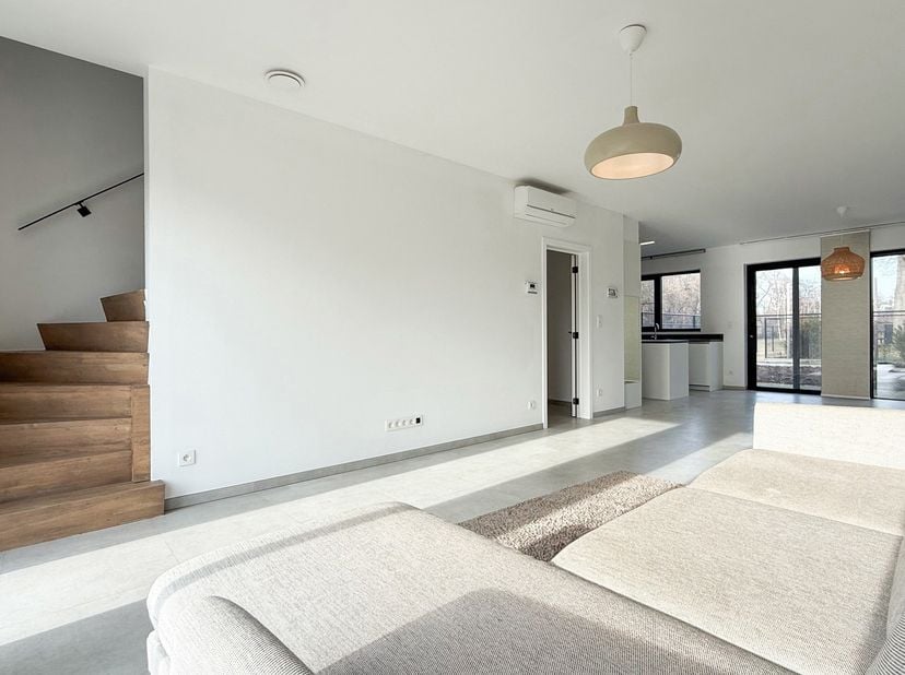 Bij ImmoFusion 7/7 “open huis”: klik op onze 3D-TOUR.<br />
Ervaar vastgoed alsof je er zelf doorloopt!<br />
Deze strakke, moderne halfopen bebouwing