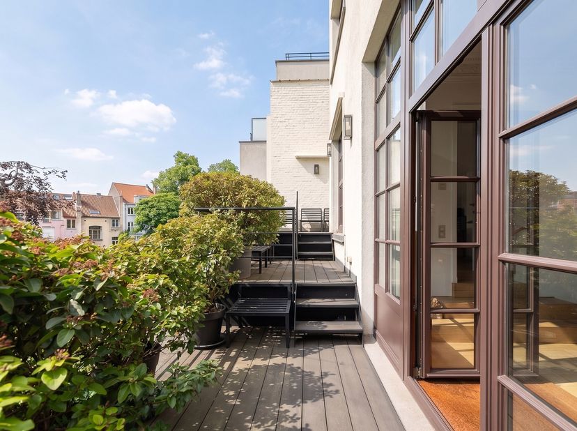 Situé à Ixelles, dans un immeuble de caractère du début du XXe siècle, appartement duplex aux 1er et 2e étages développant une superficie brute de ± 2