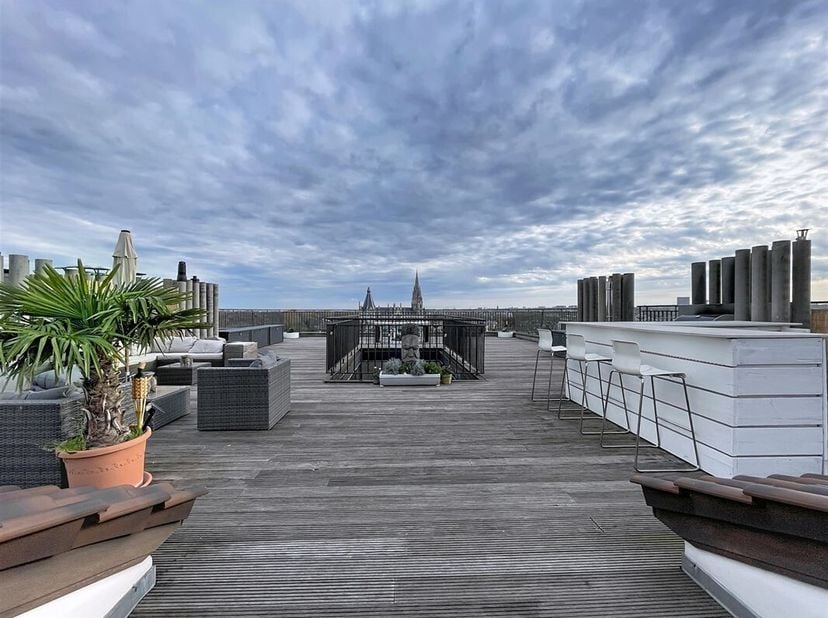 Wijk Émile Bockstael: 4-slaapkamer +/-230 m² penthouse met +/-150 m² terras in een gebouw uit 1920. 6/6 verdiepingen: Entree, hal met garderobe, ruime