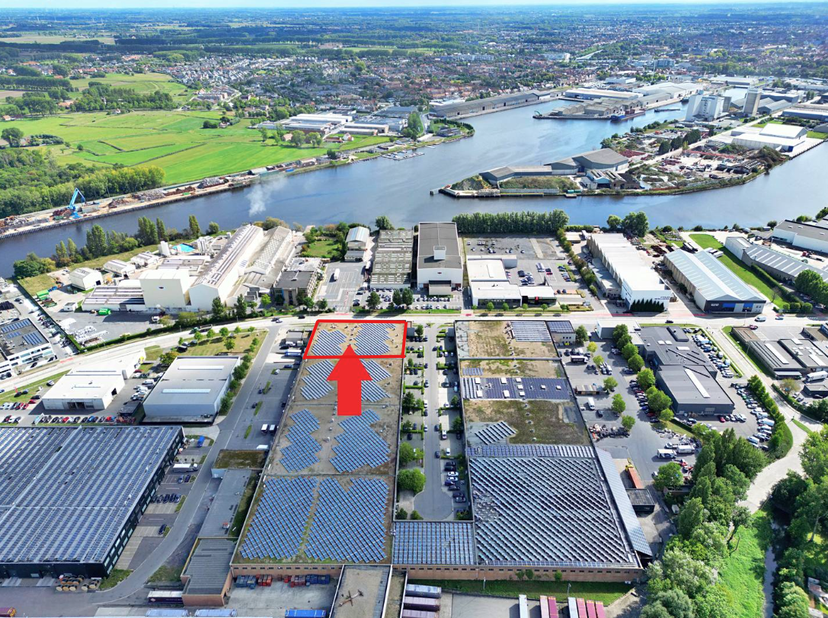 Logistieke unit (1.903 m²) met 2 laad- en loskades + 1 poort en instapklare kantoren (1.832m²) zichtbaar gelegen langs de Pathoekeweg.<br />
<br />
Id