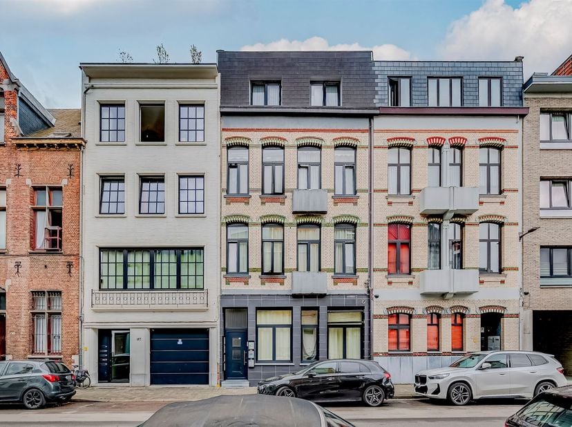 Dit ruime 2-slaapkamerappartement te koop is gelegen aan de Lange Lobroekstraat in Antwerpen. Dankzij de centrale ligging bevinden Park Spoor Noord, s
