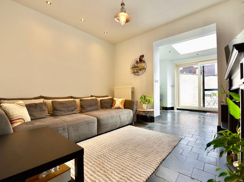 Prachtig gerenoveerde woning in het centrum van Eeklo met charmante stadstuin. <br />
Deze instapklare woning met drie slaapkamers en een vernieuwde k