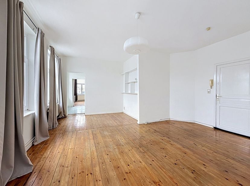 CH.IXELLES / FERNAND COQ : Idéalement situé à proximité de toutes commodités, bel appartement une chambre, séjour lumineux, cuisine super équipée, bal