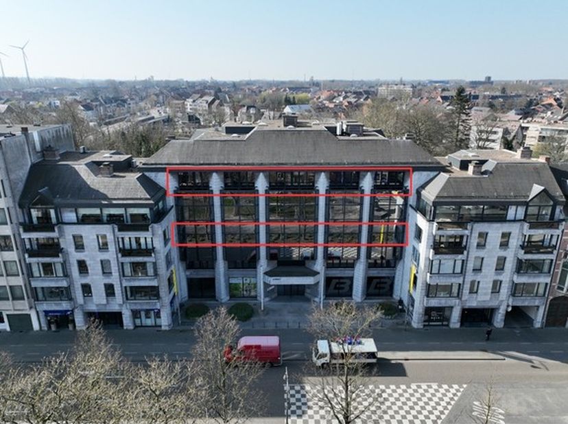 Aan het statige Leopoldplein, op de Hasseltse Kleine Ring, bevinden zich deze parkgerichte kantoorverdiepingen in een markant gebouw op de historische