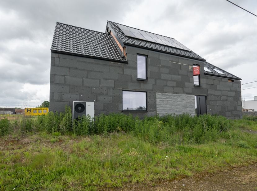 RUSTIG GELEGEN WONING<br />
<br />
Deze woning die nog verder af te werken is, is uiterst rustig gelegen en biedt alle hedendaags comfort, waaronder e