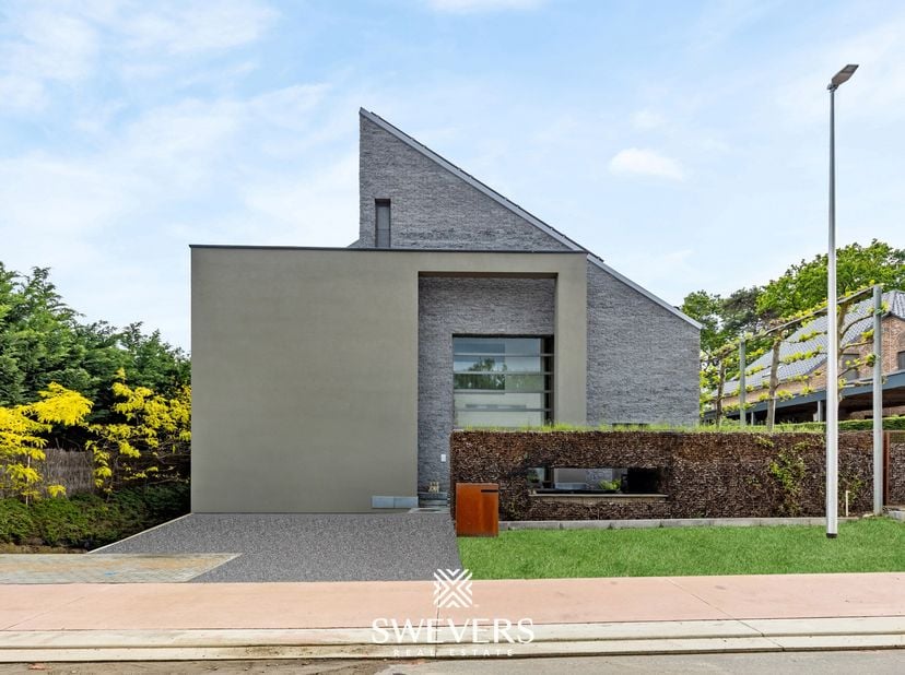 Voor meer info en foto’s, surf naar Swevers Real Estate – In de Gerhoevenstraat 24A in Ham vindt u deze uitzonderlijk ruime en instapklare villa in op