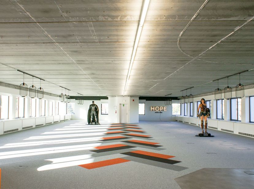 Magnifiek gelegen kantoren van +/- 1.056 m² te huur op amper 750 m van de A12 op- en afrit 2 Strombeek-Bever-Centrum met een directe verbinding naar d
