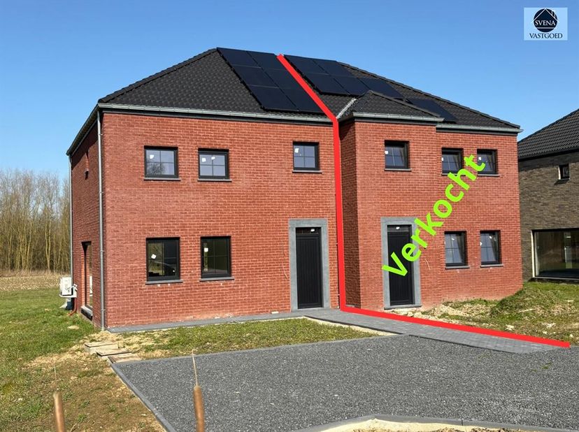 HALFOPENBEBOUWING<br />
Richtprijs : 379.500 euro<br />
Deze prachtig gelegen volledig afgewerkte woning op +~ 5 are grond ligt op een boogscheut van