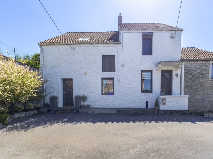 Superbe maison de 211m2, rénovée avec goût dans le joli village d'Hanzinelle. Erigée sur un terrain de 7a71ca, à la fois proche de toutes commodités t