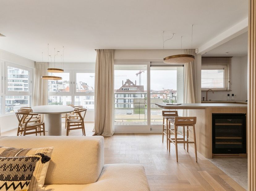 Knokke: Prachtig luxueus appartement te koop met 3 slaapkamers die compleet is gerenoveerd met open zicht op het Casino van Knokke en op 2 min wandele