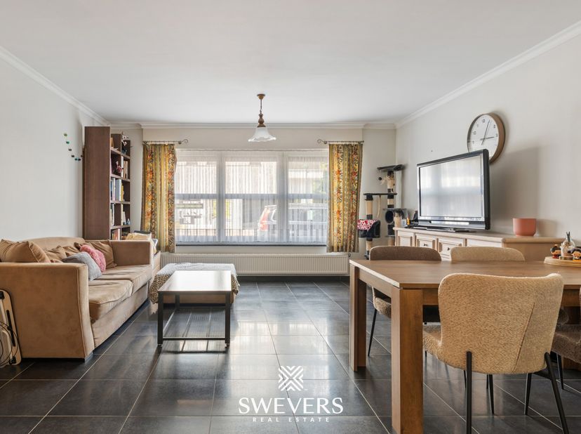 Voor meer info en foto’s, surf naar www.swevers.be – Dit gelijkvloerse appartement aan de Koningsstraat 38 bus 2 in Leopoldsburg combineert comfort, p