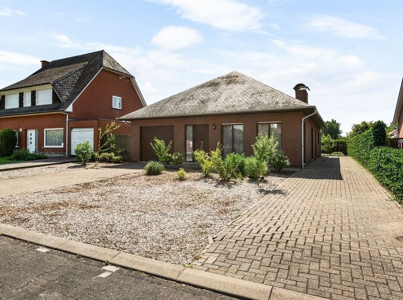 Te renoveren gezinswoning met 3 slaapkamers, ruime tuin en garage<br />
Gelijkvloers<br />
Via de inkomhal betreedt u de woning en krijgt u toegang to