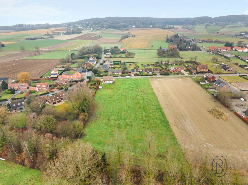 Met een totale oppervlakte van ca. 6.600 m² biedt dit perceel enorm veel potentieel. Ideaal voor een luxe-villa genietend van een waanzinnig uitzicht,