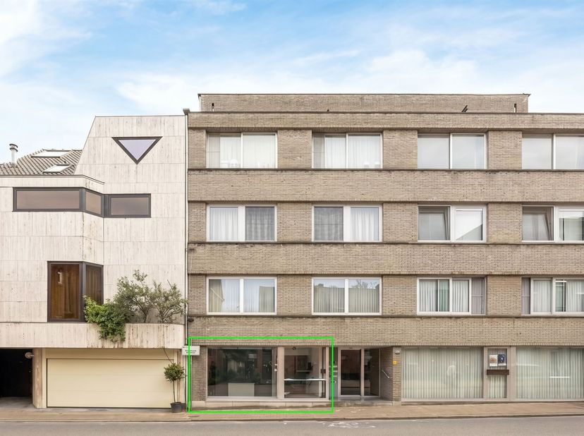 Handelsgelijkvloers van ca. 100 m² met een grote etalage te koop in het centrum van Burcht.<br />
Dit pand met een commerciële topligging biedt u vele