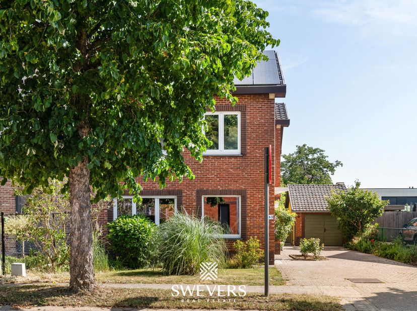Voor meer info en fotos, surf naar www.swevers.be  Bent u op zoek naar een ruime en instapklare gezinswoning op een gunstige locatie in Hasselt? Dan i