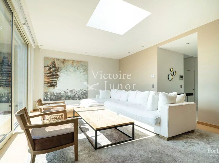 Fort Jaco: schitterende duplex-penthouse van ± 230 m² + 56 m² terras.<br />
Deze prachtige eigendom biedt hoogwaardige afwerkingen en geniet van aange