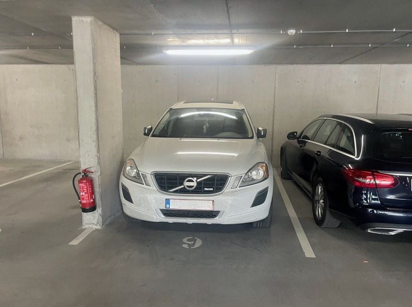 In het project Wings in Bevingen-Centrum bieden we overdekte autostaanplaatsen van 23 m² te koop aan. Ze zijn bereikbaar via een automatische sectiona