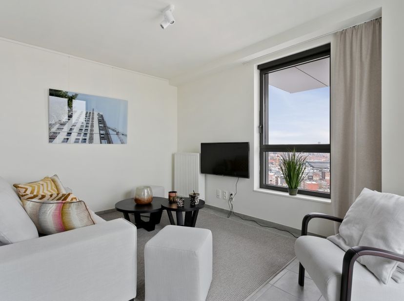 EKLA, opgeleverd in 2020, is een imposante woontoren met een panoramisch zicht over de stad. Het appartement gelegen op de 6 de verdieping is afgewerk