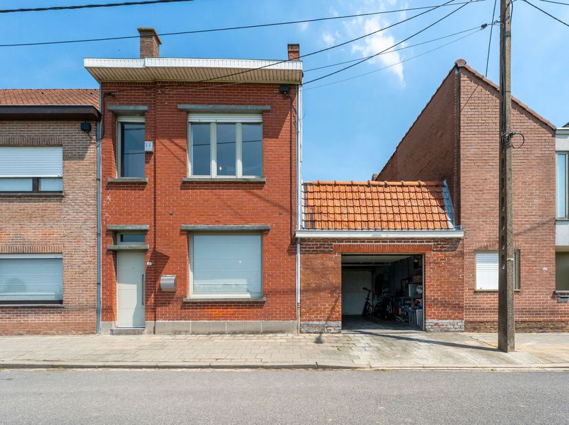 Instapklare woning met 3 slaapkamers én garage te koop in Rekkem<br />
Je betreedt de woning via de inkomhal, waar je ook toegang hebt tot de kelder.