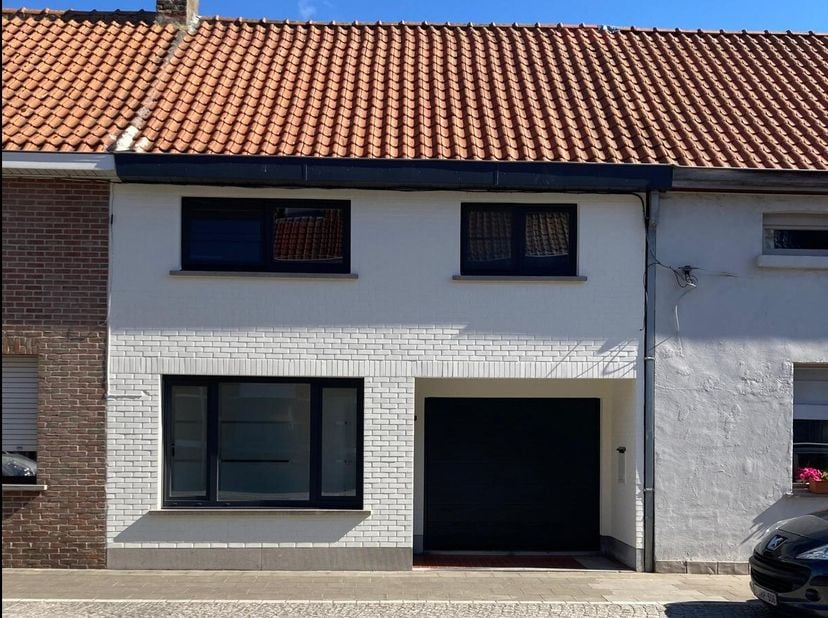 Op zoek naar een zorgeloze starterswoning of interessante investering op een centrale locatie? Deze grotendeels gerenoveerde woning in de Stationsstra