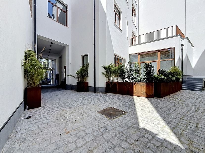 A deux pas de la place Stéphanie, proche des transports et des commerces, dans une petite copropriété de 6 unités , magnifique appartement de 68m2 ent